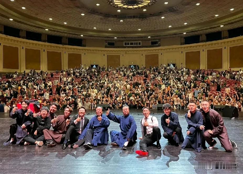 很久没有营业的何九华昨天晚上来到北展剧场给烧饼曹鹤阳专场助演，三个人合作了一个节