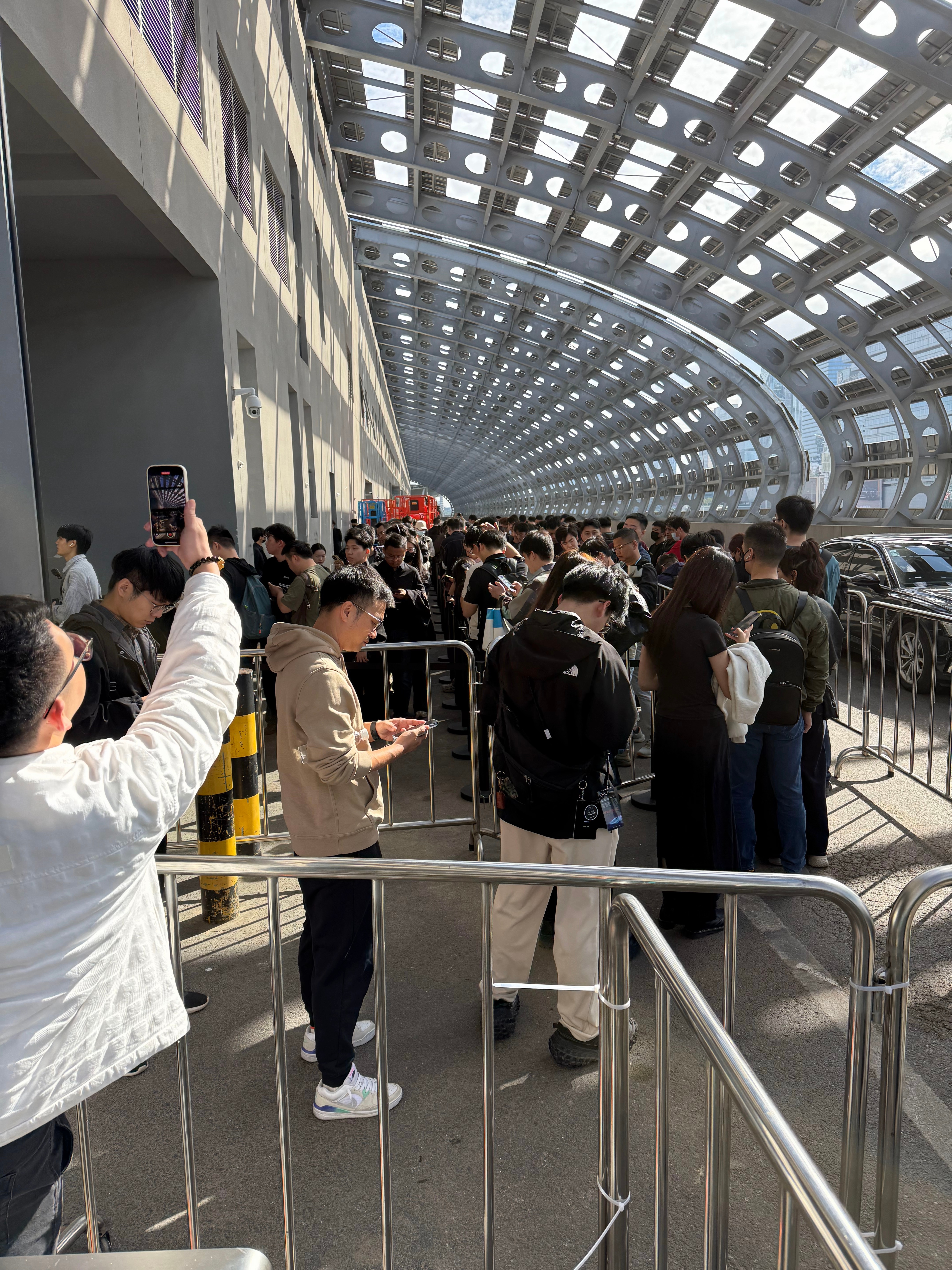 广州车展小米汽车展台今年还是异常热闹，人山人海。今年相比以往车展有所不同，会送1