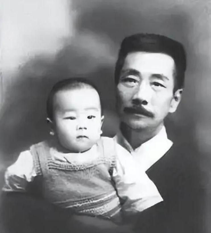 1929年鲁迅和许广平避孕失败，许广平意外怀上了儿子，一直想丁克的鲁迅，看到儿子