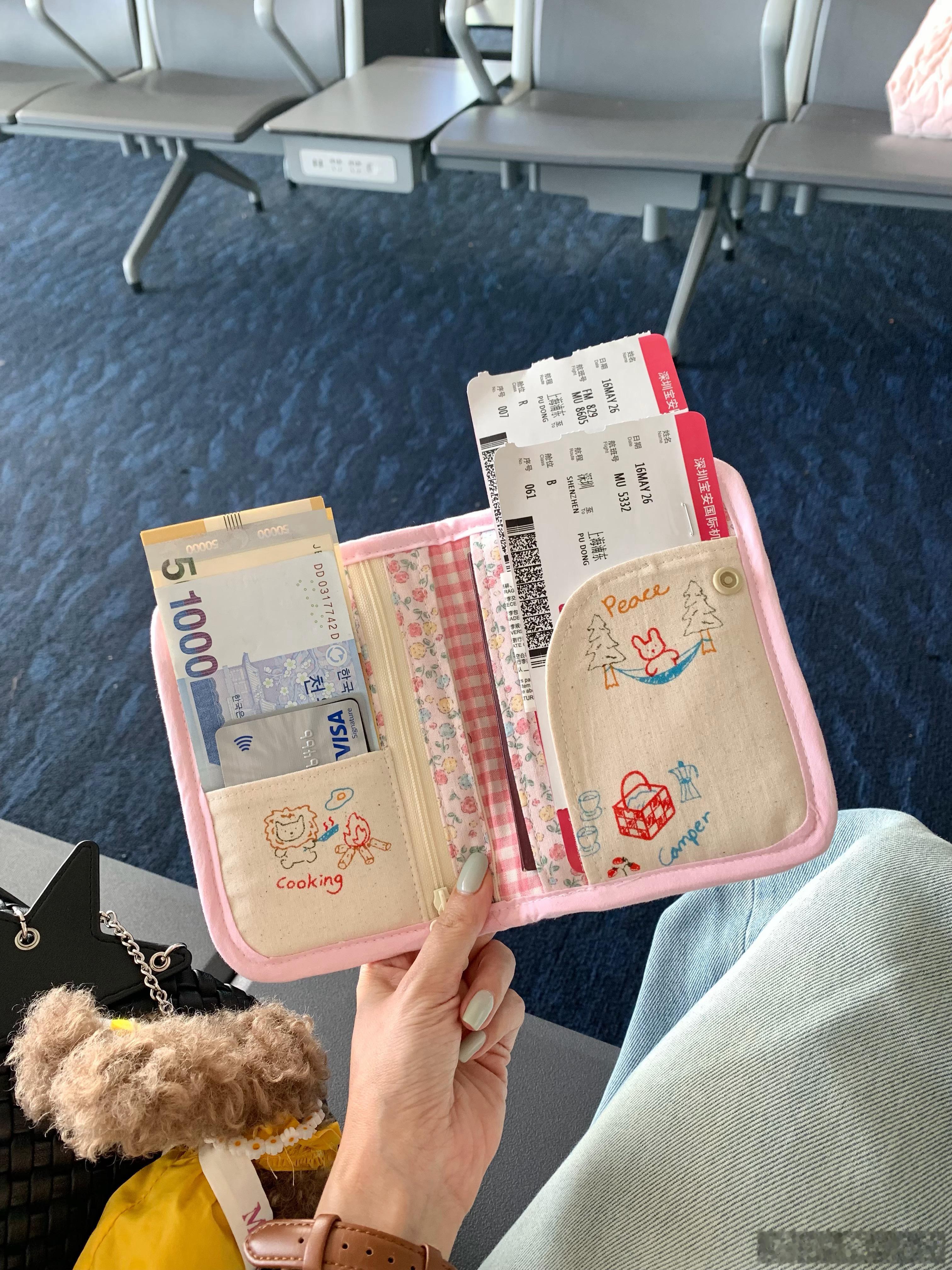 忘分享了！这趟带的小护照包超可爱的૮₍˶ᵔ ᵕ ᵔ˶₎ა 