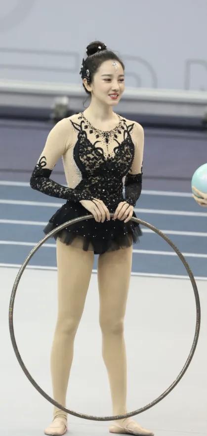 她因身材发育过猛，无奈退出国家游泳队，却被三流导演看中捧成顶流。

一提到陈小纭