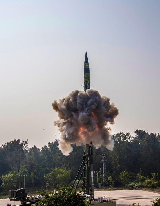 王毅刚从新德里起飞，印度的天空就亮起一条白线——“烈火-5”再次出膛。印媒兴奋地