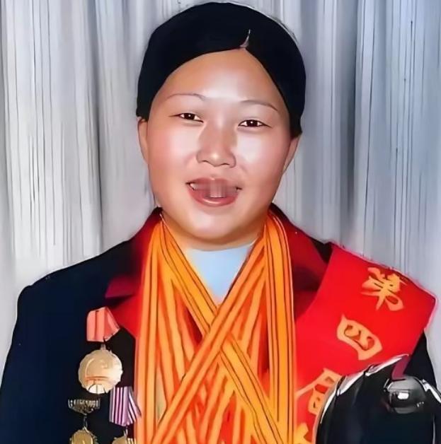 殷玉珍，19岁那年，骑着一头“瘦驴”嫁进内蒙古毛乌素沙地井背塘，人生像是被扔进一