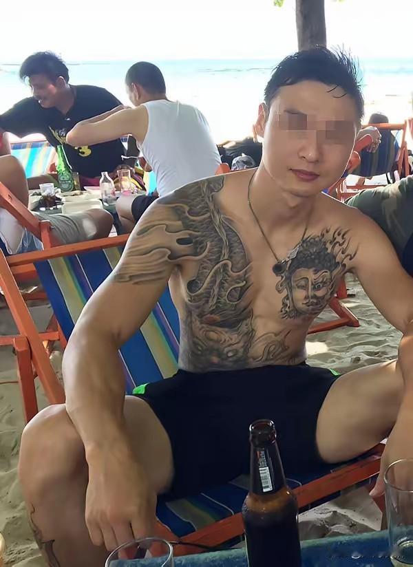 一直不明白为什么会有人选择纹身
很酷吗？
还是能吓唬人
在我眼里纹过身的肯定是混