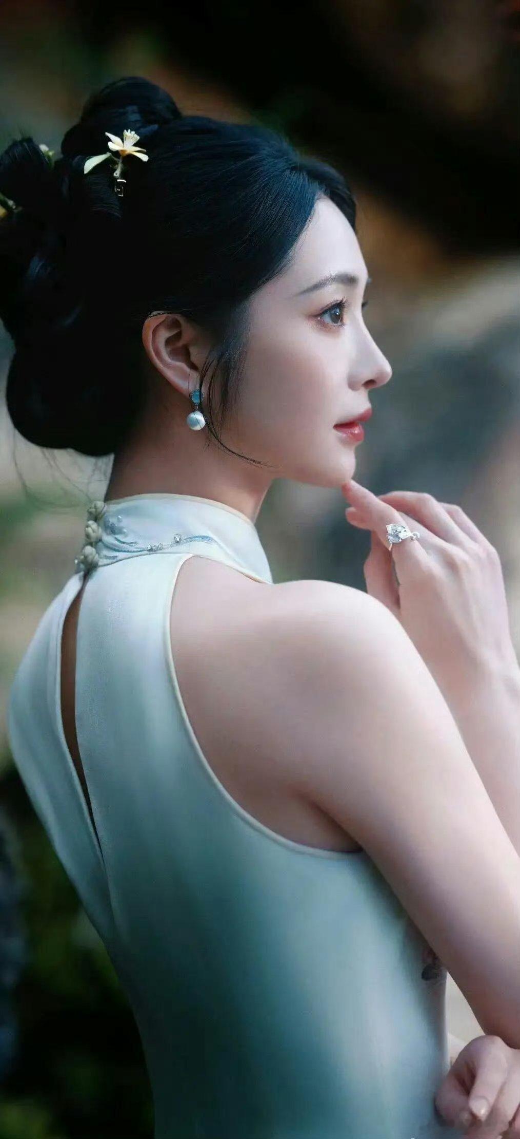 周洁琼去各大剧刷脸的题海战术 放弃宁缺毋滥的选戏思路，周洁琼开启多剧连拍模式。在