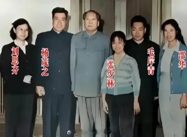 一张让无数国人为之落泪的老照片，谁知道主席当时心里有多痛苦么？也可以想象主席的胸