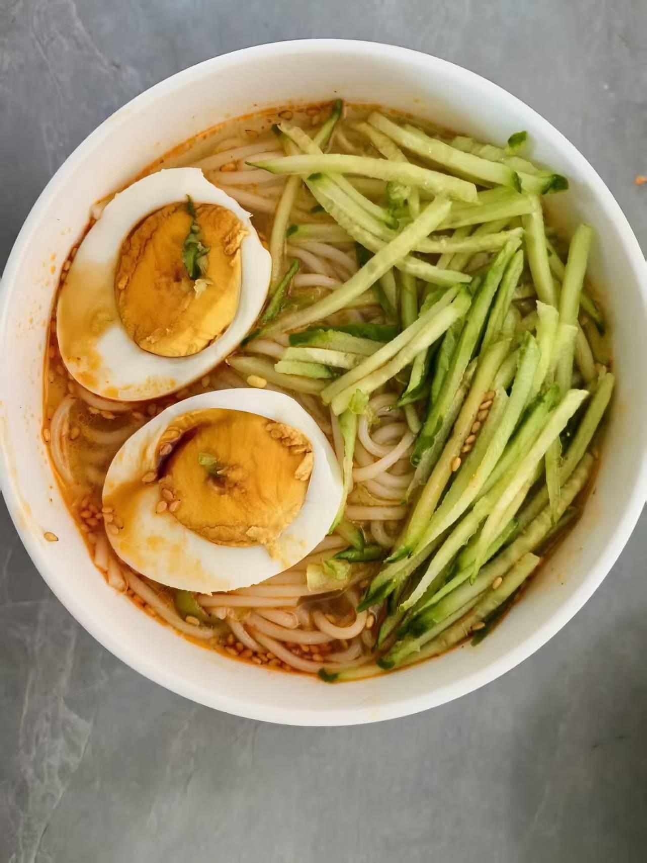 今日早餐好不好，请友友们来评价：
微头条
黄瓜丝鸡蛋面
韭菜盒子
香椿芽炒鸡蛋