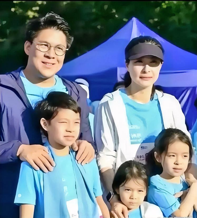 郭晶晶和霍启刚的三个孩子

老大上中学、老二读三年级、小女儿6岁刚上小学，夫妻俩