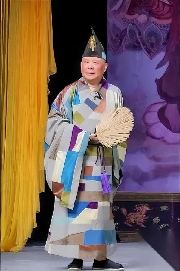 郭德纲最近这事

真不是年纪的锅

说穿了就是被名气捧得失了分寸。

你想他早年