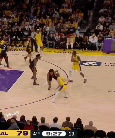 NBA接球到底可以走几步呢？
湖人球员肯纳德这个接球直接抱着跑？
现在的NBA都