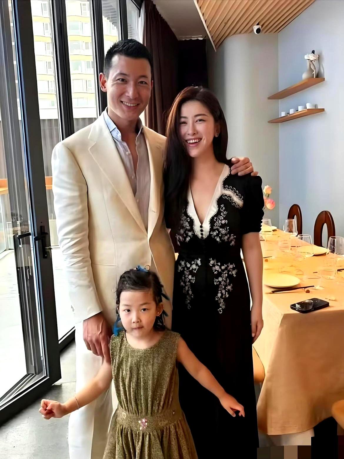 谁能想到，朱珠老公根本不是咱们以为的普通路人甲啊！
之前网上还一堆人说她“下嫁”