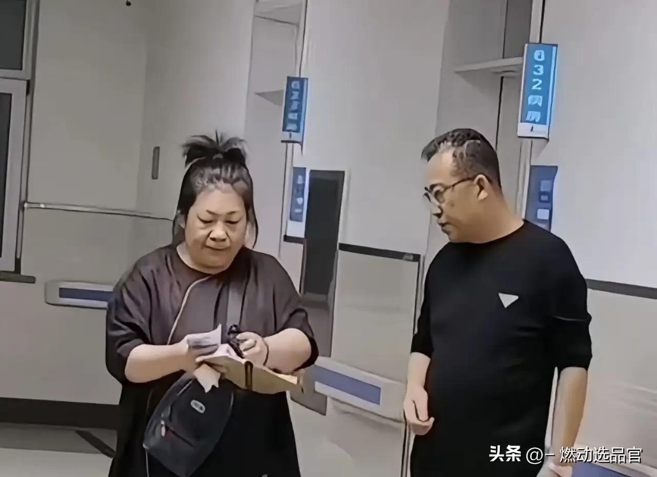 老人在医院陪护，交不起一晚12元的陪护床，打算在走廊打地铺。一位戴眼镜的大哥看到