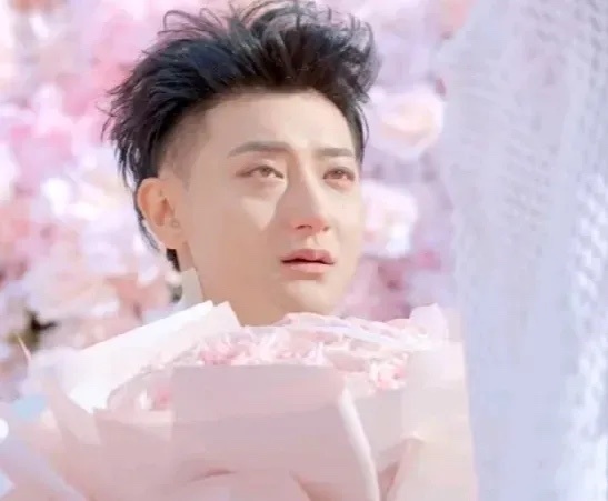 黄子韬真的在节目里向徐艺洋求婚了！现场全都是粉色玫瑰花，整个场景像是梦幻的城堡，