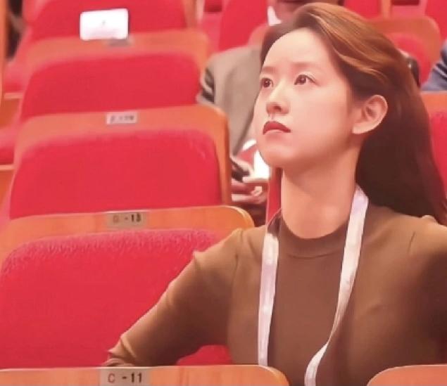 成功的事业&嫁了个好老公，
是她年轻的资本。
这么多年过去还像一个小姑娘一样，岁