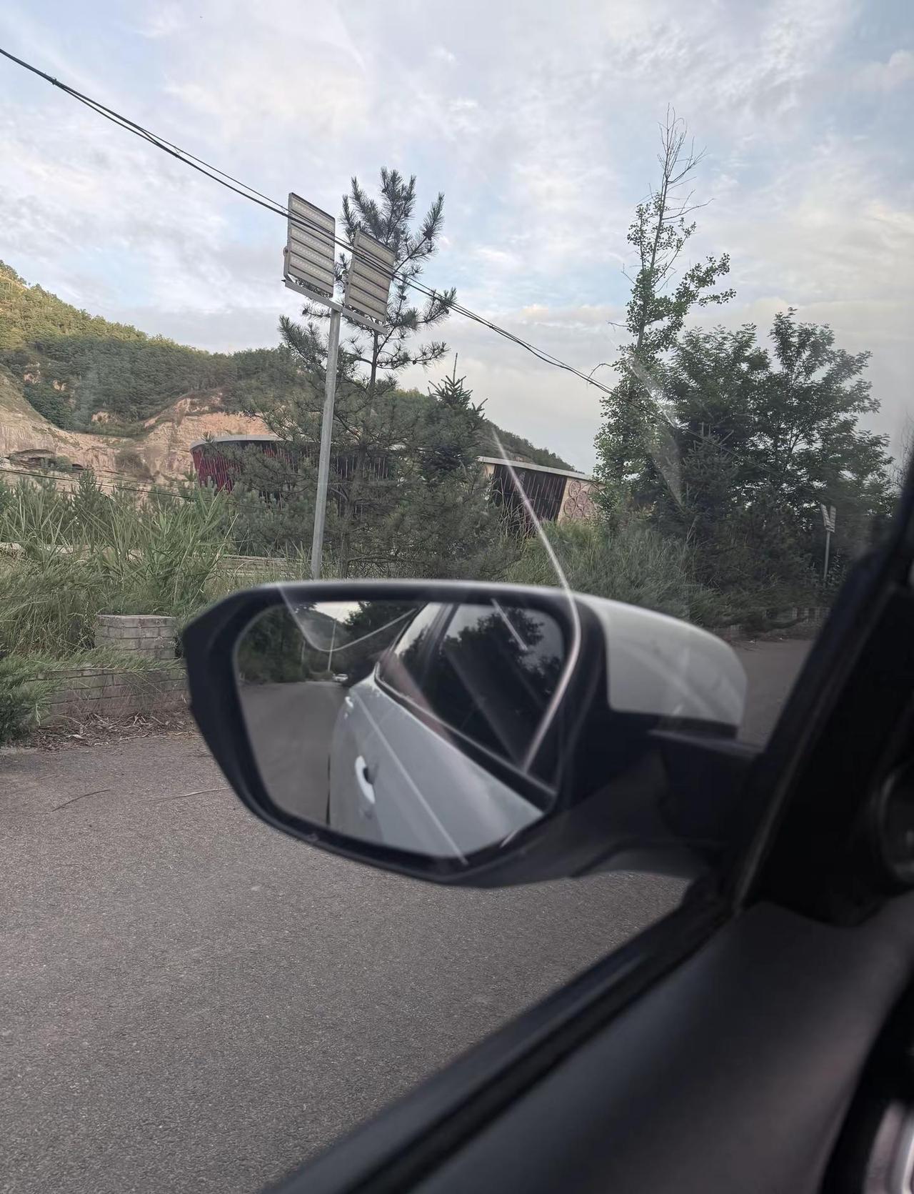 刚开始我在你身上看到了真诚，看到了安全感，所以我卸下防备带着真诚慢慢的靠近，我曾