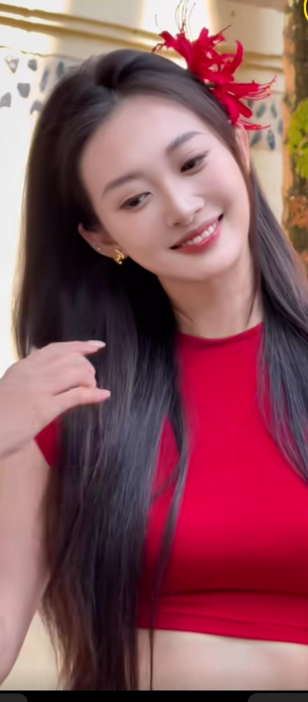 红衣美人笑，花枝招展间。