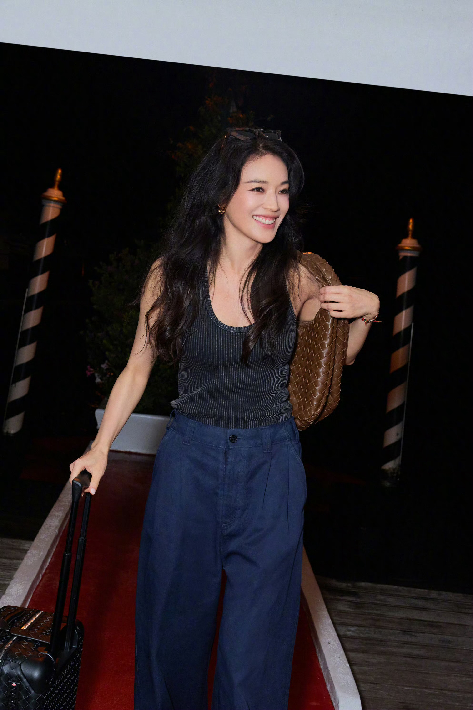 时尚[超话]  舒淇乘舟而来，慵懒随性间尽是韵味，轻松勾勒出极致美感，这份“毫不