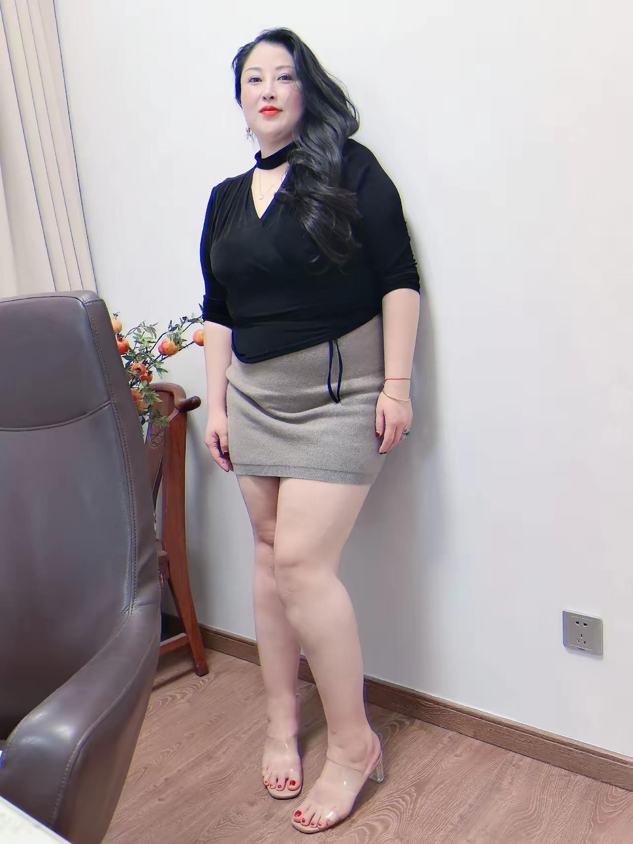 优雅气质穿搭，黑色上衣搭配灰色短裙，尽显时尚魅力！👗👠