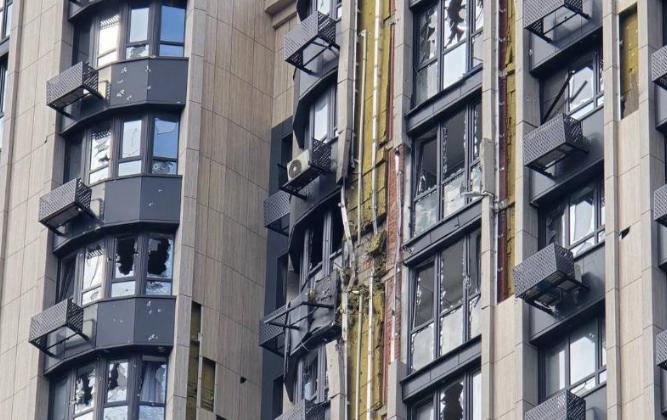 110架无人机夜袭，俄20层楼被点着18层，乌军还要硬顶到底？

夜里三点多，顿