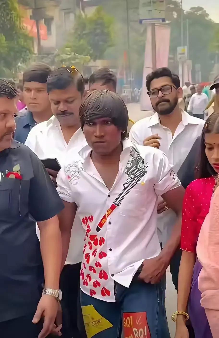 号称印度最帅先生的苏拉杰查万，不过是个靠唱跳博眼球的流量艺人，也就骗骗涉世未深的