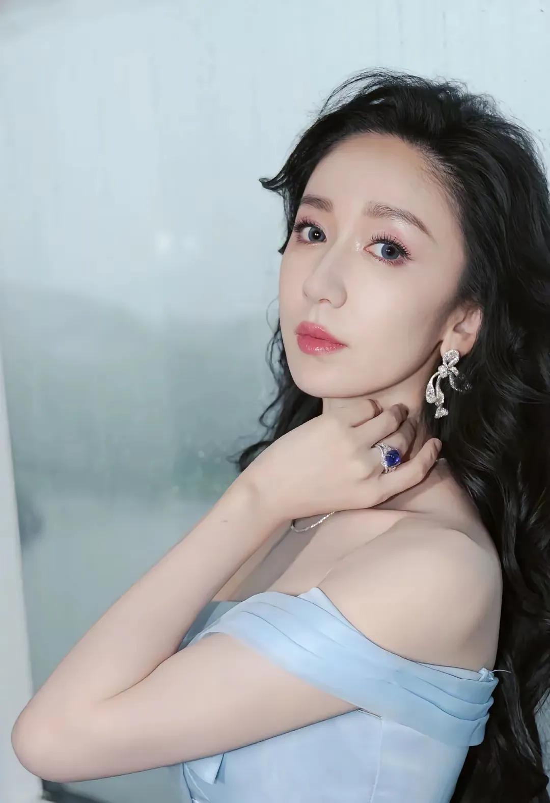 春夏服饰焕新季娄艺潇：今日的红毯造型有点蓝，跟雨中的湖水一样。好雨知时节，当春乃