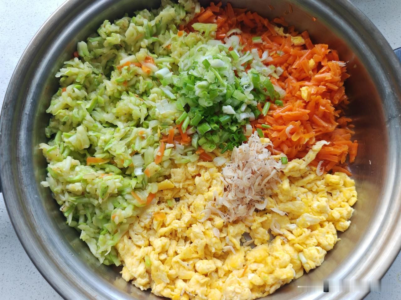 包饺子～
炒青菜婆婆说吃了塞牙（小油菜嚼不动），我索性把菜混在一起包饺子。

昨