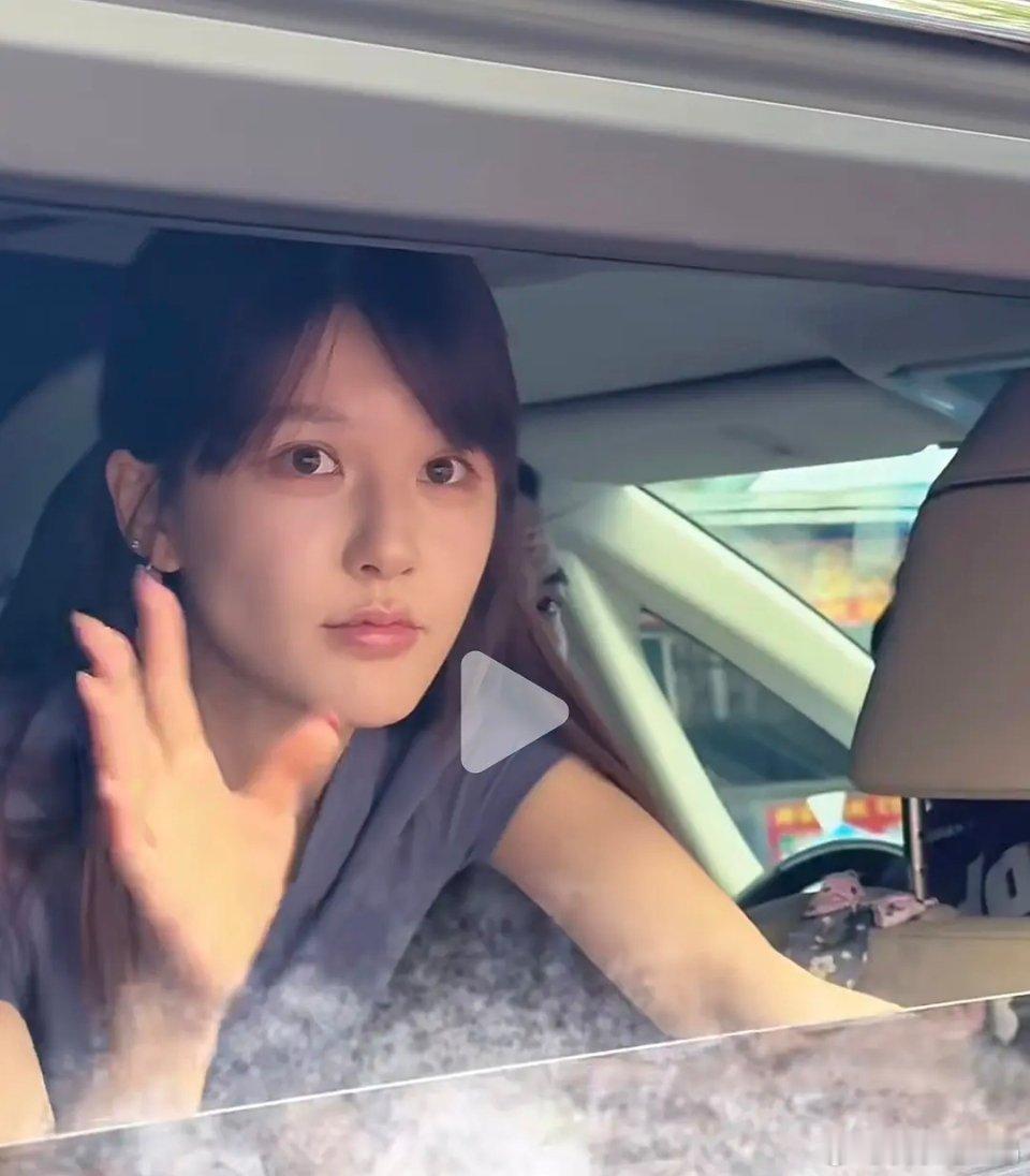 这卧蚕，不笑都这么明显了…… 