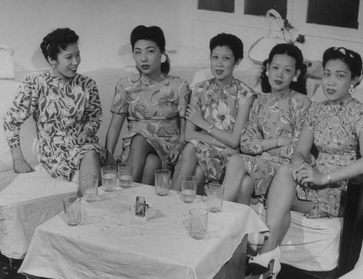 1948年，香港。中央饭店夜总会的舞女们。
感觉她们的年龄普遍有点大。
但是，那