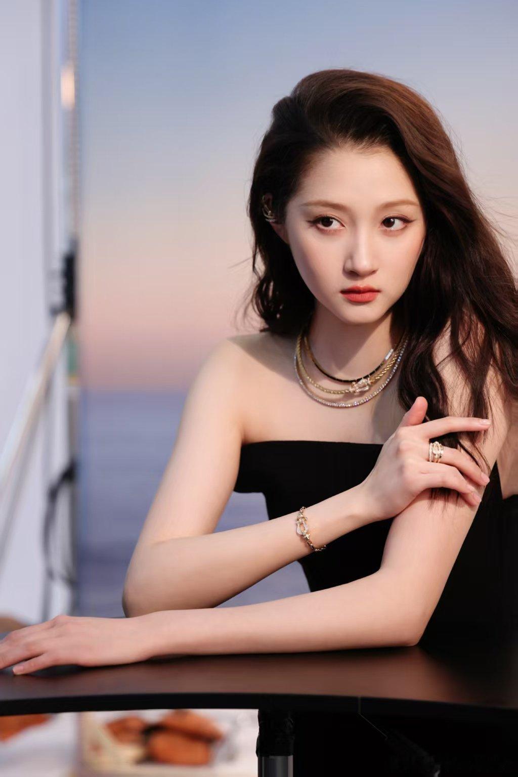 关晓彤黑色抹胸裙八宫格 关晓彤定格心动时刻 我为美女晓彤疯狂心动 ​​​