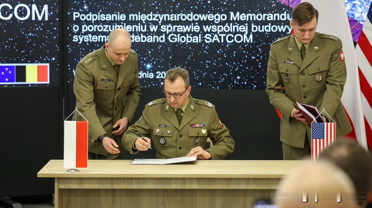 🇵🇱波兰地理空间情报与卫星服务局与美国签署了一份关于宽带军用卫星通信系统的谅