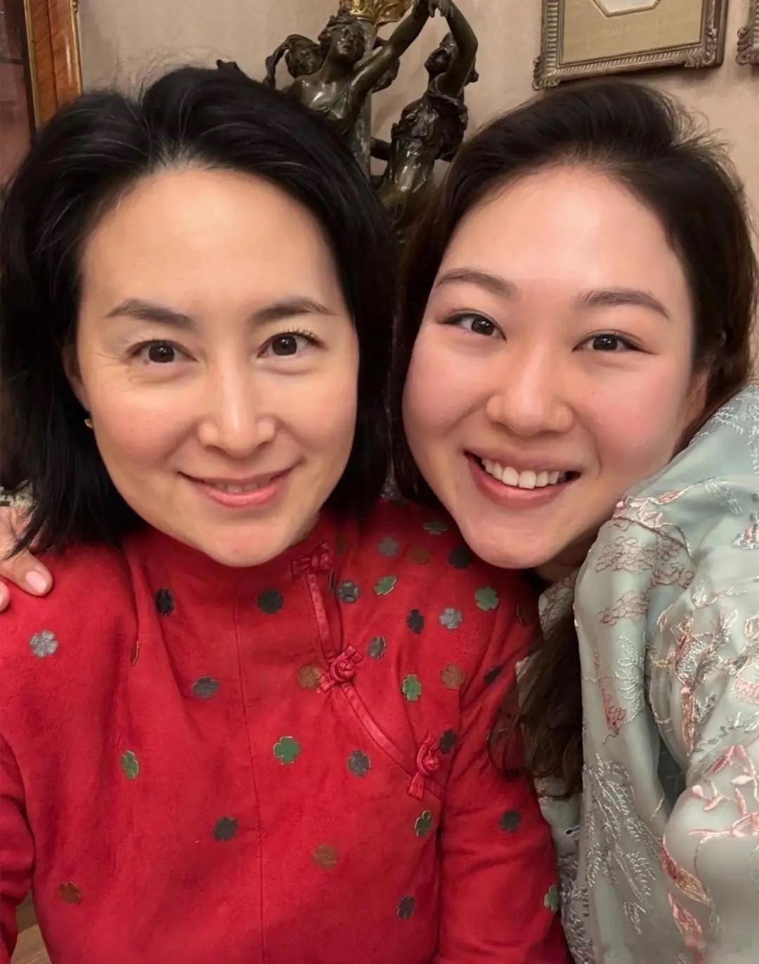 64岁何超琼到干女儿家拜年，她穿了一件中式大红色旗袍，身材丰腴，气质优雅，她看起