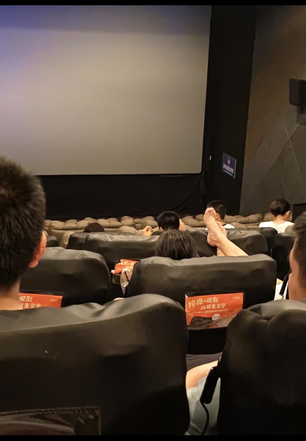 真松弛啊[吐舌]还有大声讲话，走过来走过去，是个精神旺盛。