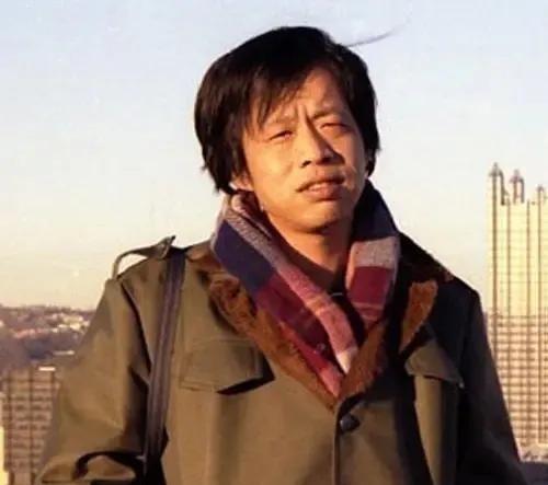 1980年“中国第一性学家”李银河，嫁给了丑不拉几的清洁工王小波，婚前两人相约丁