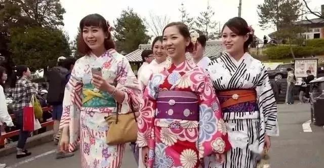 日本街头出现中文标语，句句直击人心，国人：这次有被感动到

随着我国经济迅速发展