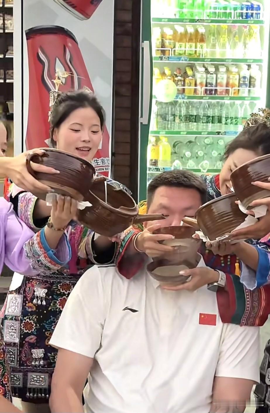 一个前总经理带着自己的主教练去体验不一样的生活，近日朱芳雨与李春江在一起畅聊畅饮