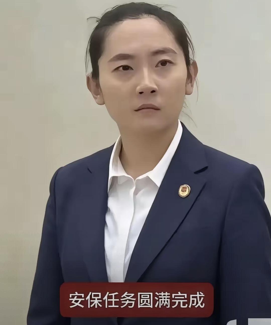 女保镖照片刷屏了，她没笑也没摆拍，就站在那儿，结果全网开始扒她是谁；
专业要求她