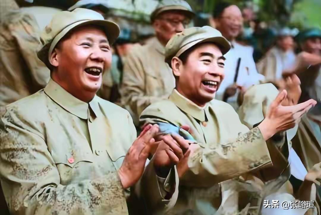 毛主席、周总理并肩欢笑、从容坦荡，一同欣然鼓掌。不知遇上了何等喜事，让二人这般开
