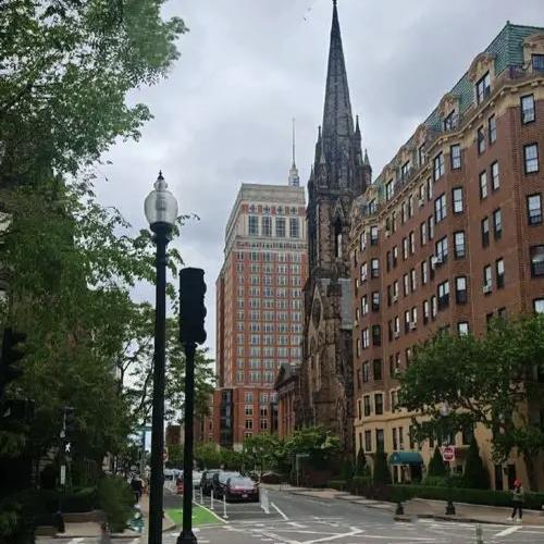 闺蜜的孩子，20年前大学计算机专业毕业，在深圳打工，后来去了美国，兜兜转转留下来