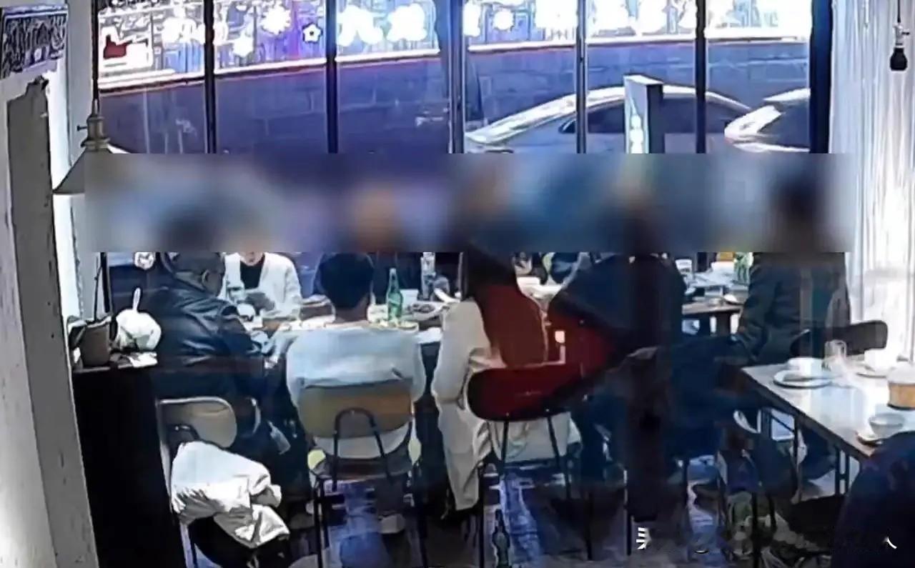 这个冤大头当得'“冤”

重庆一男子参加朋友组的饭局，结果10个人聚餐结束以后，