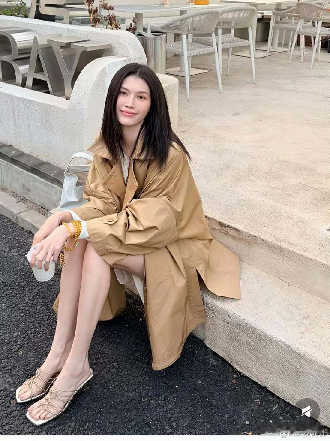 何穗，这脚虽然大了点，但脚型还是很好看。 