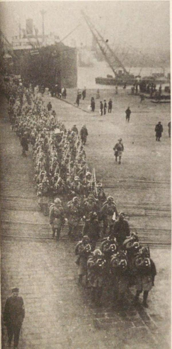 1931年12月16日从日本本土派遣混成旅团乘坐包租运输船在大连登陆的场景。日本