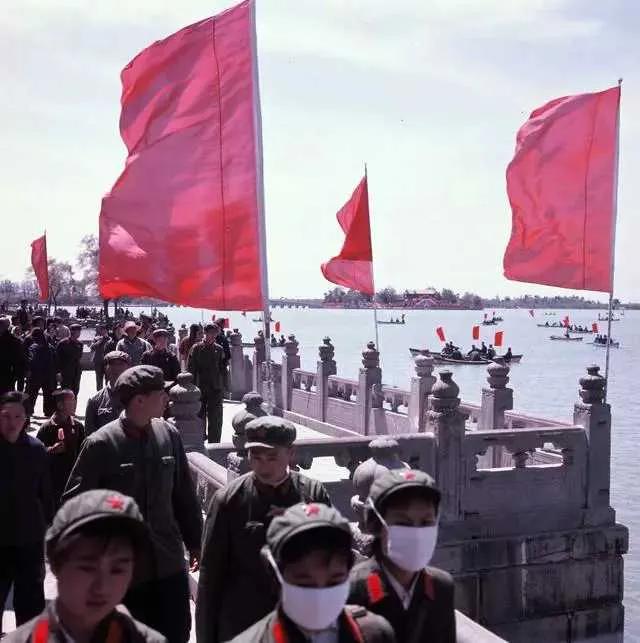1971年的北京五一劳动节的当天，颐和园内，各界群众纷纷参加游园活动。