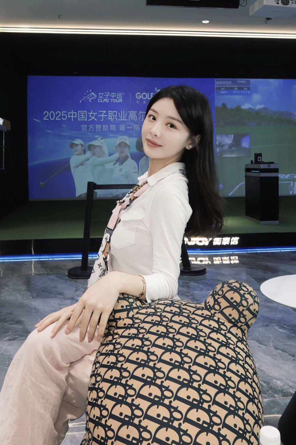 狒狒，我每天都会点开你的主页 看看你更新的猪头照片
白裙子 球场 高尔夫