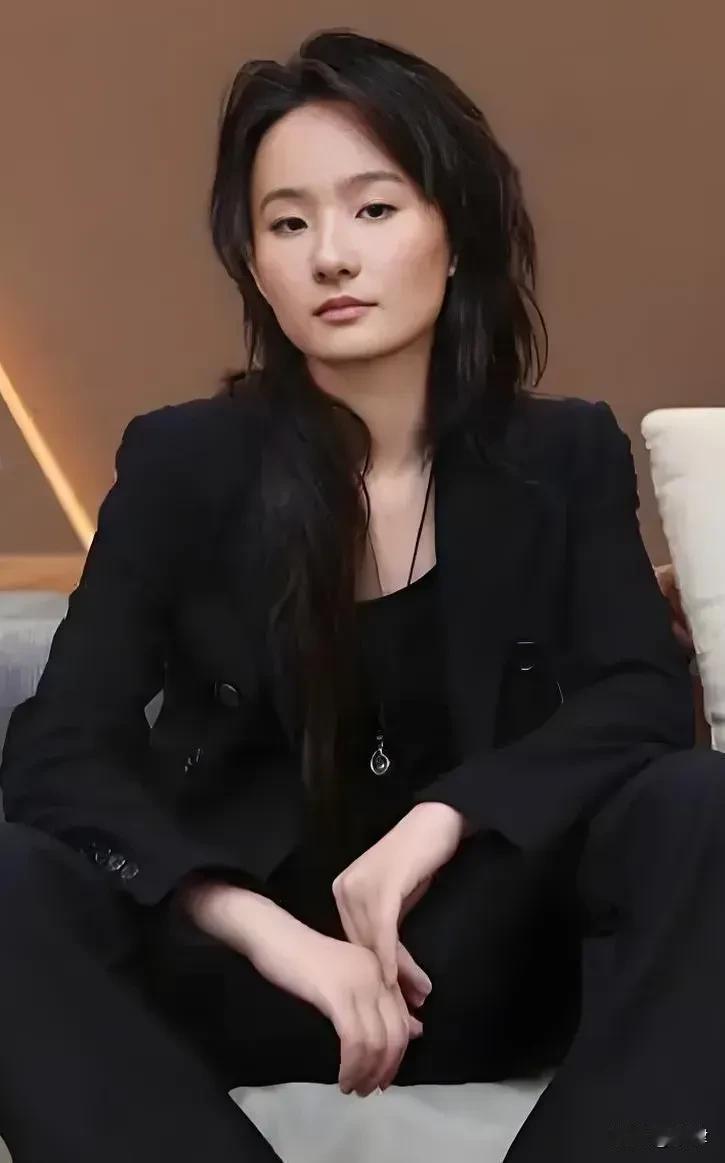 新生代女歌手中，目前能接近单依纯的，看来也只有这两位了。

张钰琪
音乐素养极高