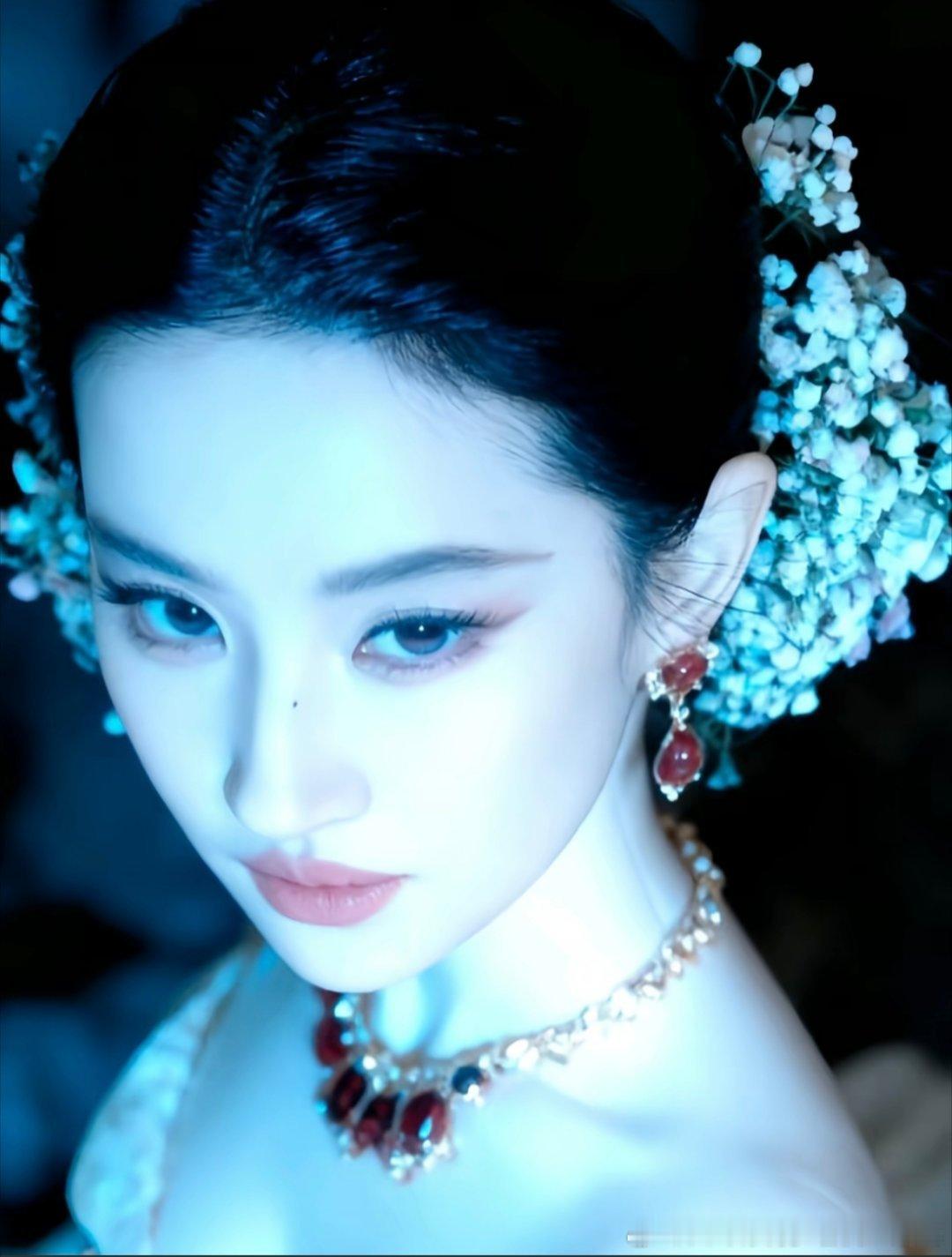 请问图一是刘亦菲前几天活动的原图吗？让我想起很多年看过的惊艳图二 ​​​