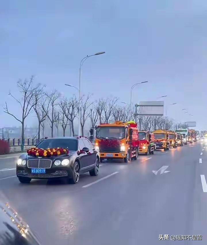“吸粪车婚车队，全球第一个！”那个上班开粪车下班开奔驰的小伙今天结婚了
 
20
