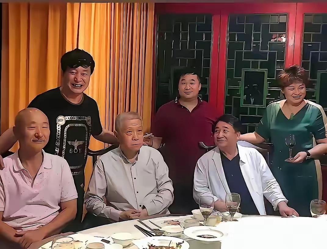 社会皆名流，
吃穿无须愁。
闲聚开怀饮，
友谊心中留。