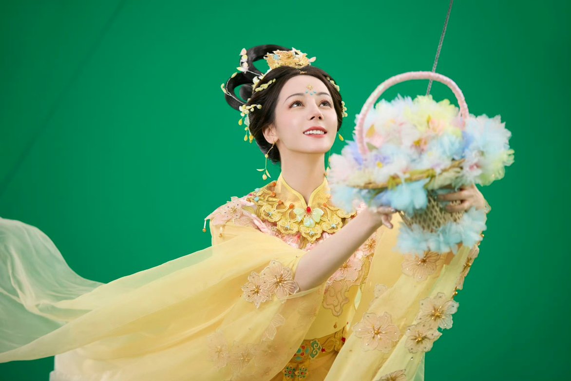 迪丽热巴中秋幕后迪丽热巴中秋幕后花絮 迪丽热巴中秋幕后，嫦娥侧拍 ​​​