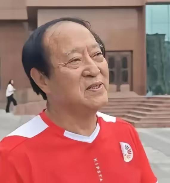 牛群晚年住的不是别墅，是儿子牛童在北京郊区给他换的一套带阳台的一楼老房子。

位