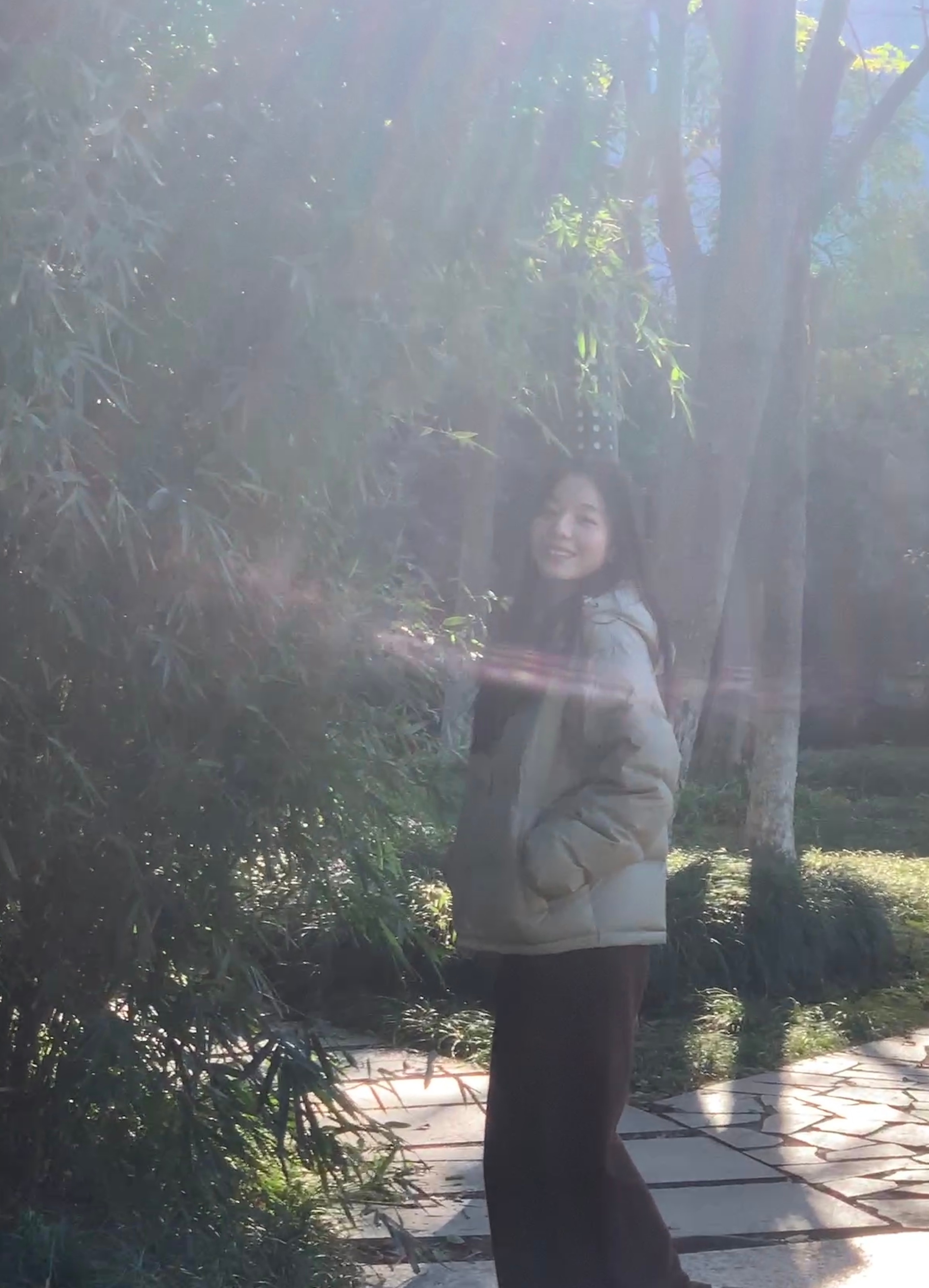 今天去晒太阳咯！在学子广场碰到了前几天vlog里录到的小狗！！我们朝它走过来本来